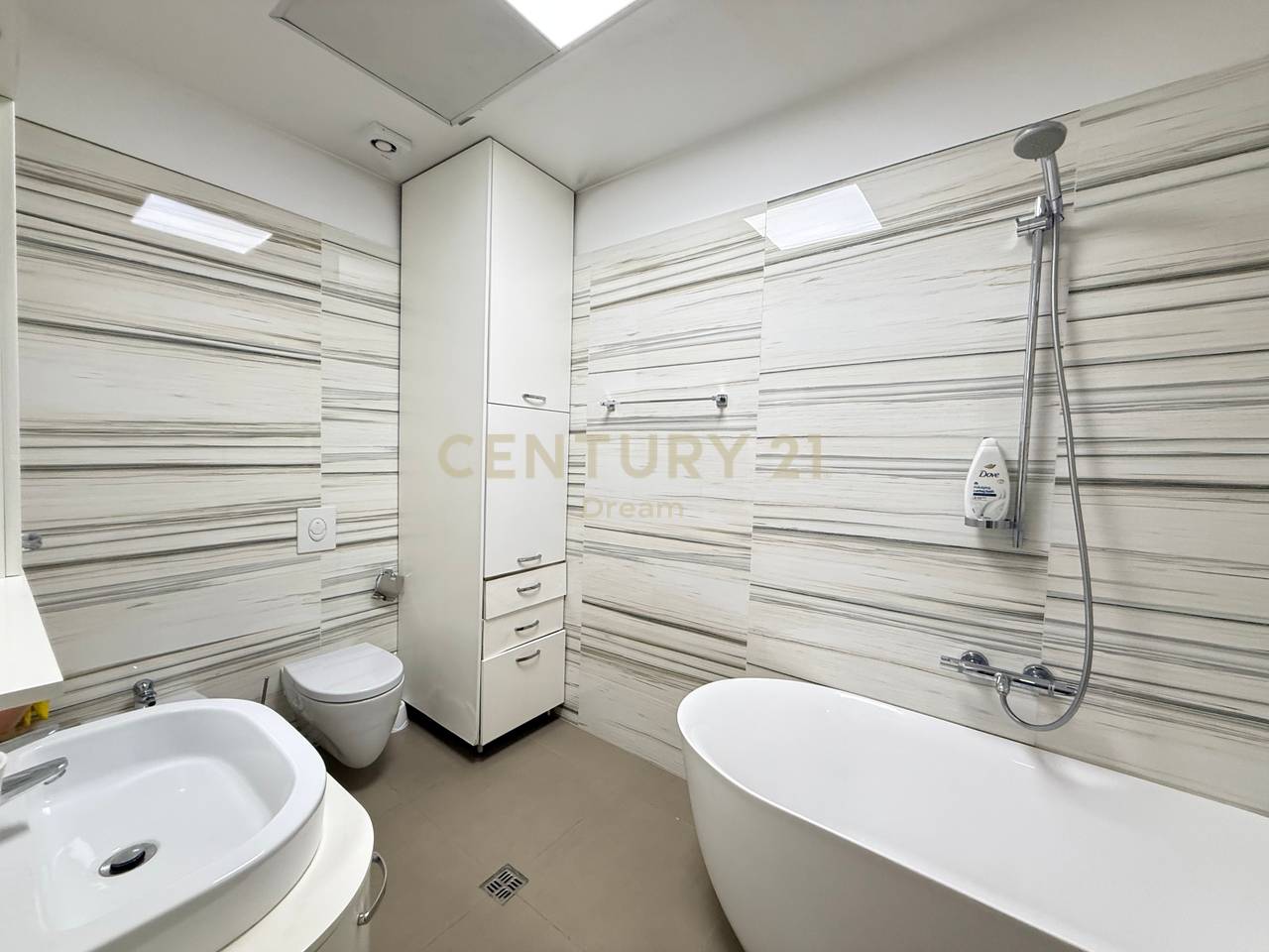 Jepet Apartament 1+1 tek Ambasador 3