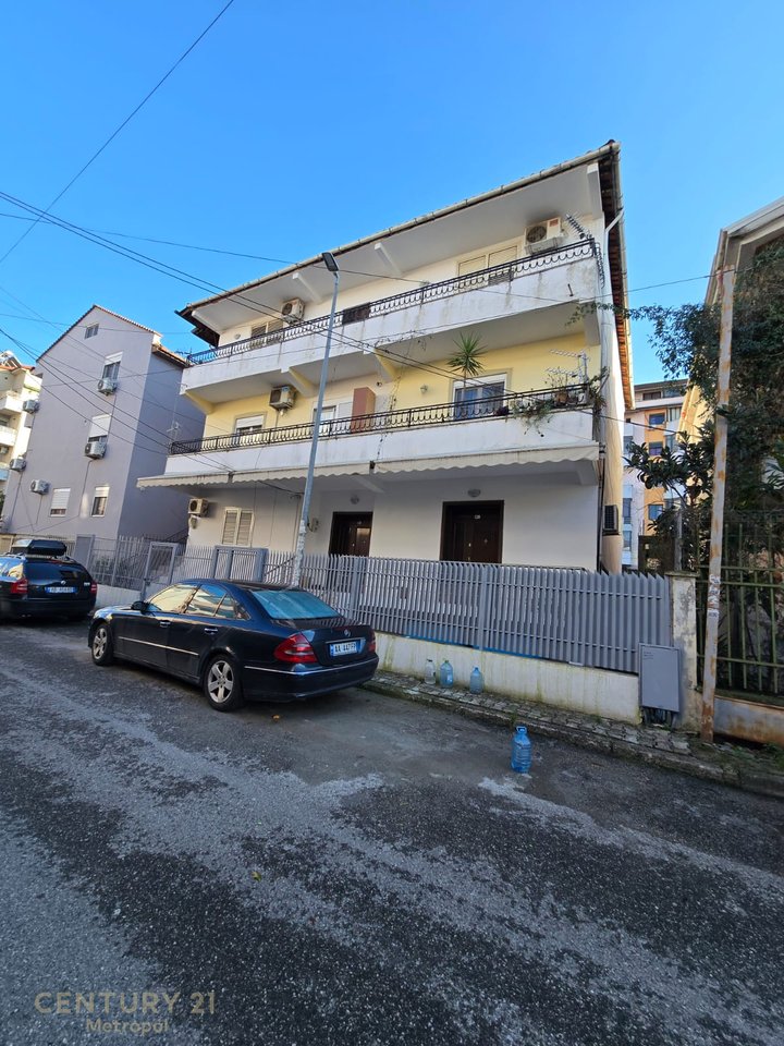 Shitet kati 1-re i nje vile ne zonen e Selitës  dhe njesi biznesi ne -1
Mundesi ideale Projektimi ne dy apartamente Dupleks