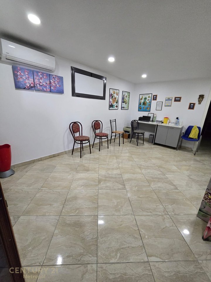 Shitet kati 1-re i nje vile ne zonen e Selitës  dhe njesi biznesi ne -1
Mundesi ideale Projektimi ne dy apartamente Dupleks