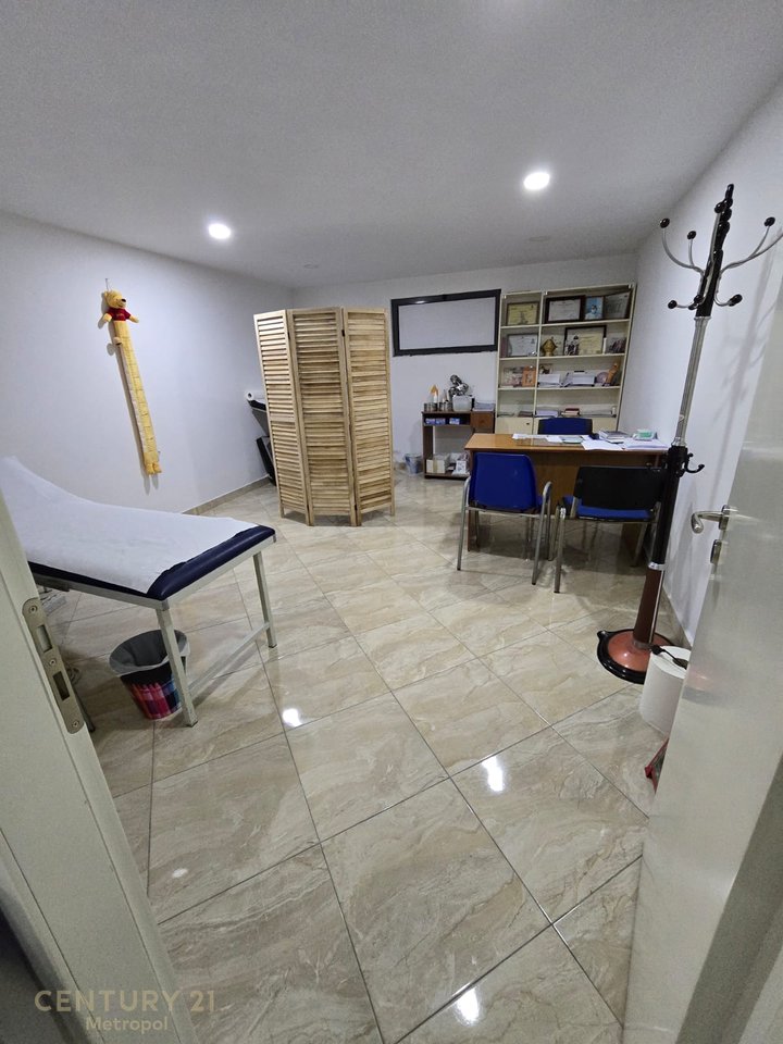 Shitet kati 1-re i nje vile ne zonen e Selitës  dhe njesi biznesi ne -1
Mundesi ideale Projektimi ne dy apartamente Dupleks