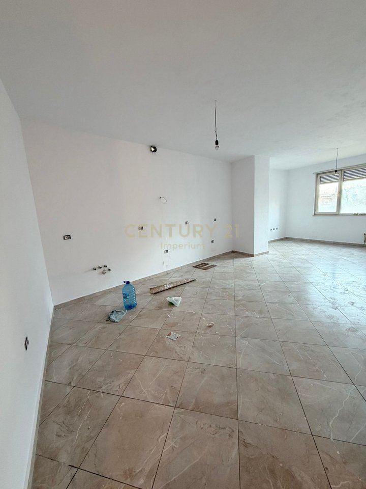 Jepet me qira ambient zyre – Qendër, pas 15-katëshit