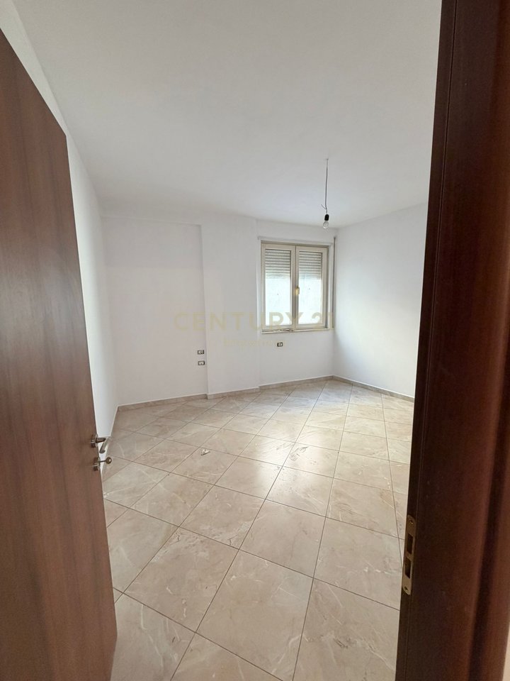 Jepet me qira ambient zyre – Qendër, pas 15-katëshit