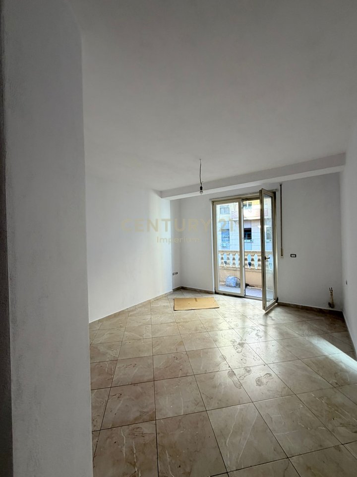 Jepet me qira ambient zyre – Qendër, pas 15-katëshit