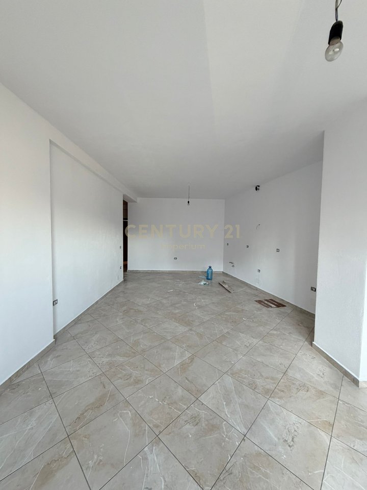 Jepet me qira ambient zyre – Qendër, pas 15-katëshit