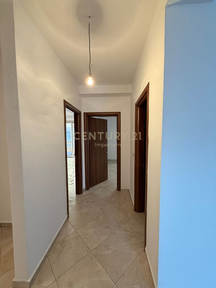 Jepet me qira ambient zyre – Qendër, pas 15-katëshit