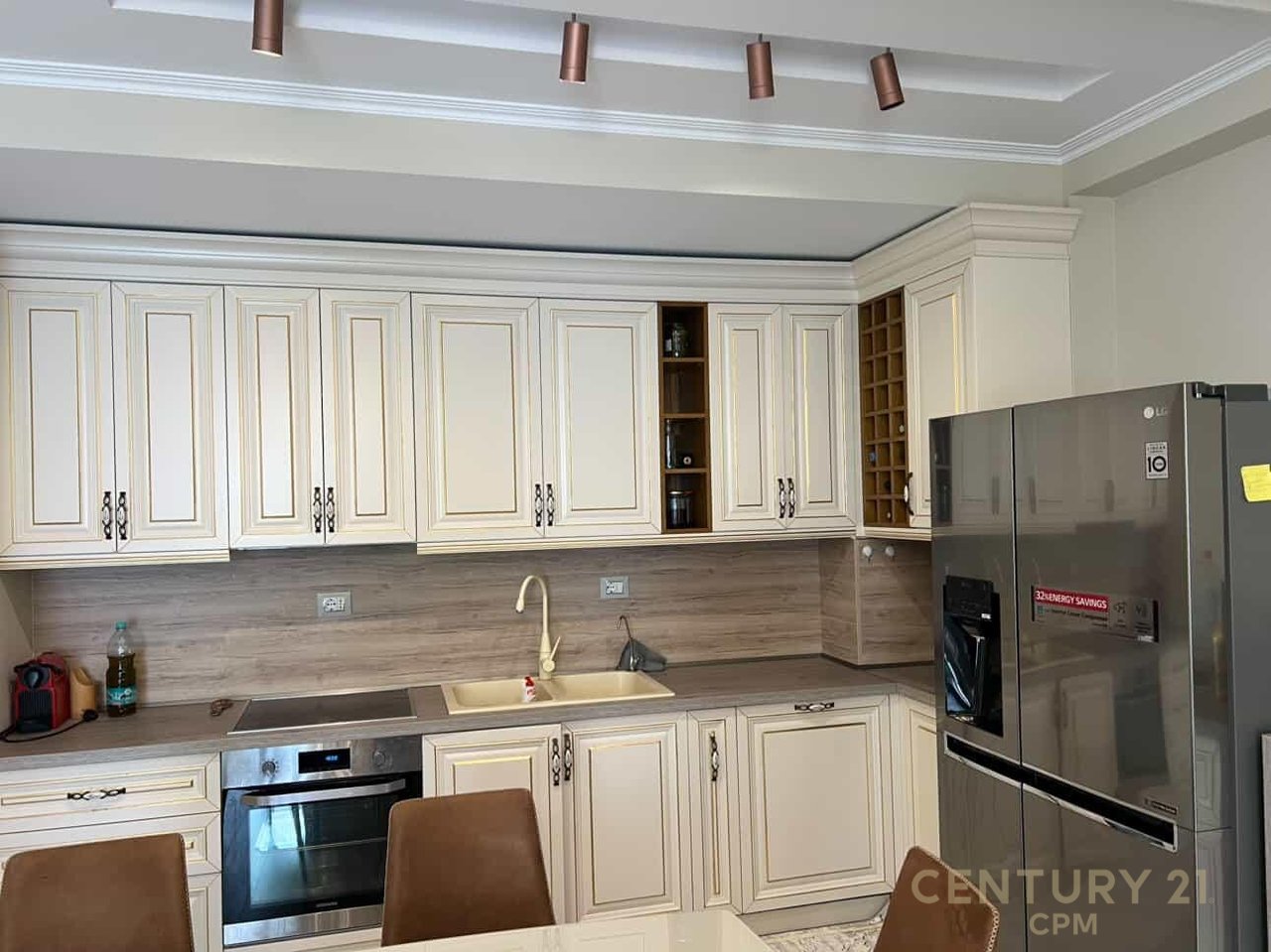 APARTAMENT PER SHITJE TE LIQENI I THATE  3+1+2 + 2 POSTE PARKIMI