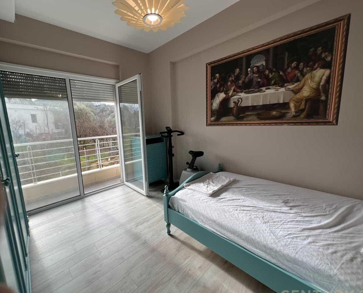 APARTAMENT PER SHITJE TE LIQENI I THATE  3+1+2 + 2 POSTE PARKIMI