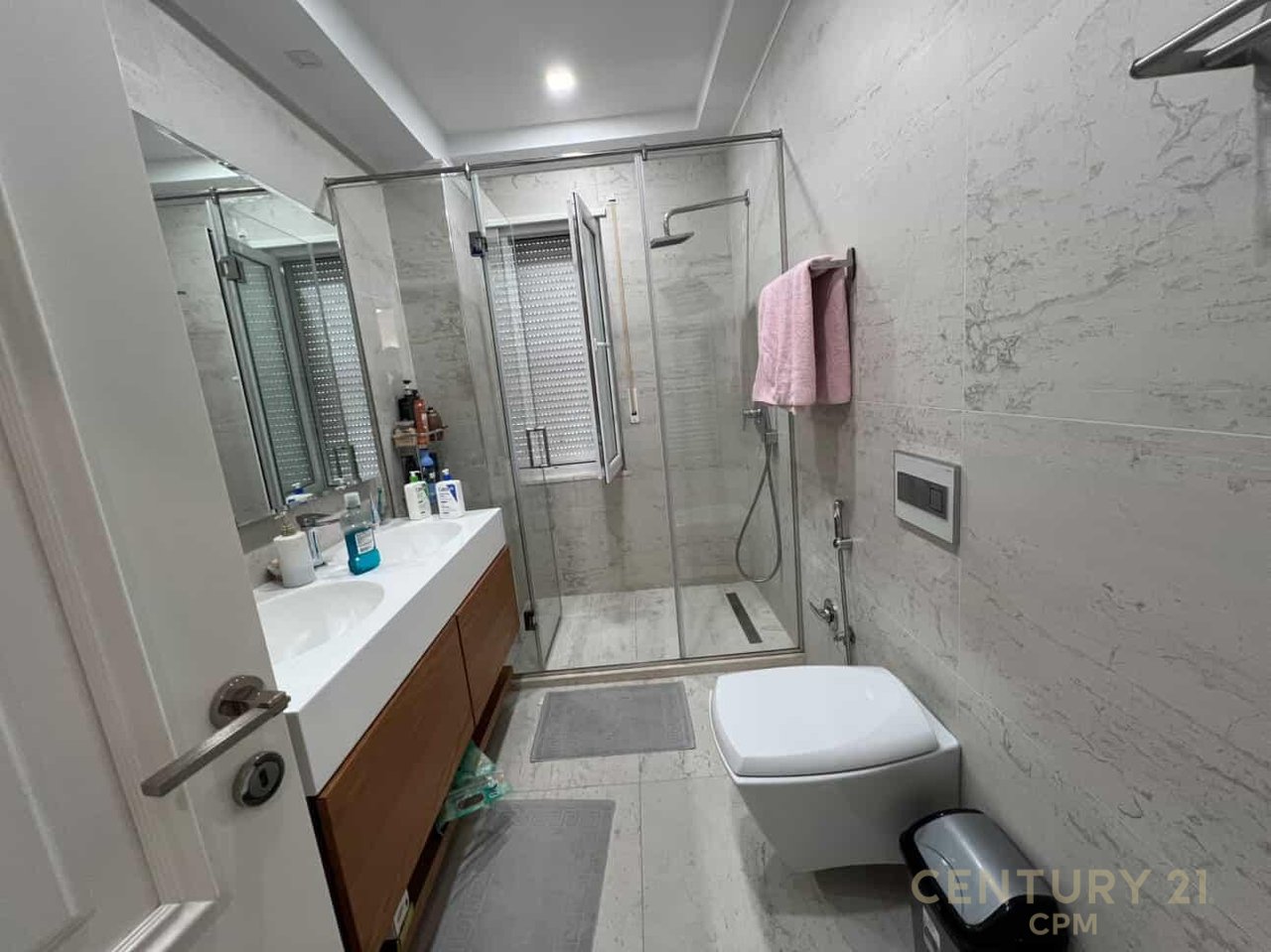 APARTAMENT PER SHITJE TE LIQENI I THATE  3+1+2 + 2 POSTE PARKIMI