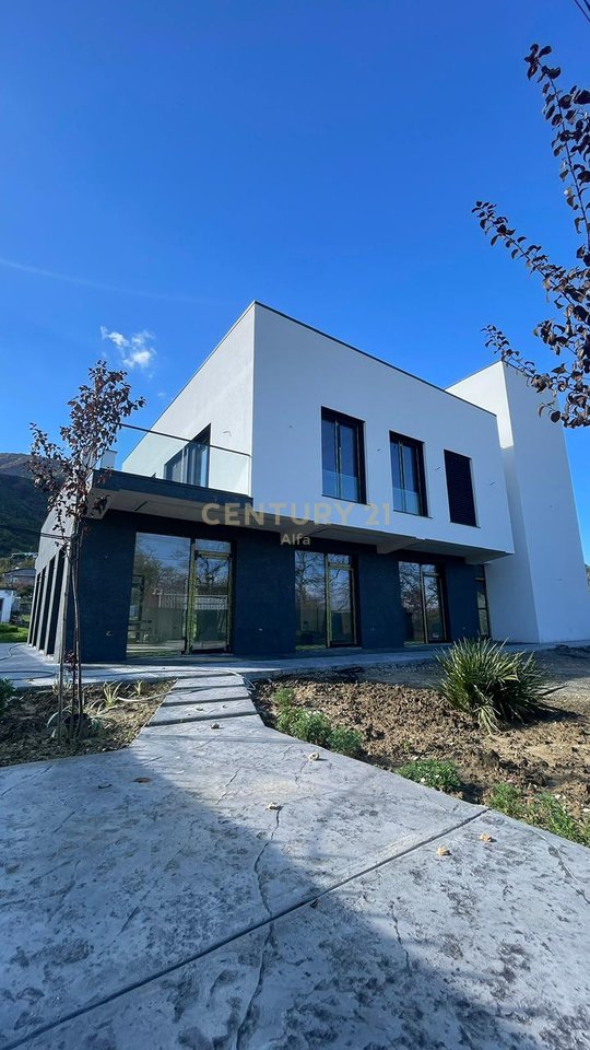 Unità di servizio + terreno in affitto a Berzhitë, accanto alla strada principale Tirana–Elbasan (km 15) vicino a Palma Noves!