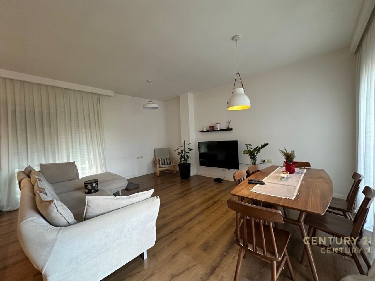 Shitet Apartament 3+1 tek
Rezidenca Kodra Diellit 1/ Zgjatimi.