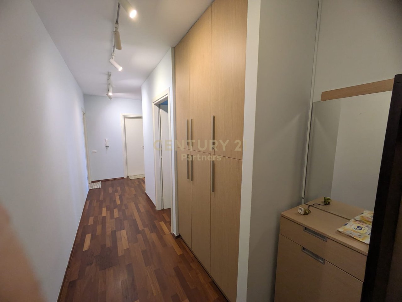 JEPET ME QIRA – APARTAMENT 2+1+2 TEK GLOBE, PERBALLE DELIJORGJIT