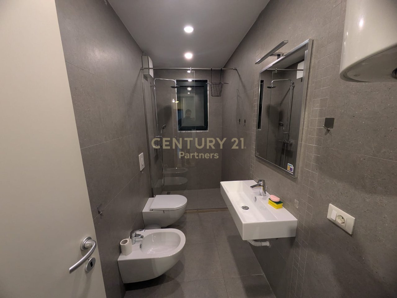 JEPET ME QIRA – APARTAMENT 2+1+2 TEK GLOBE, PERBALLE DELIJORGJIT