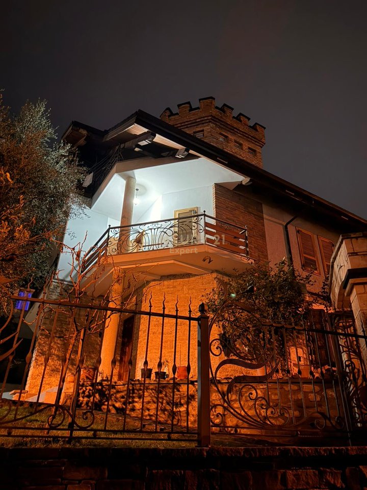 Vile per qira ne zonen e Kopshtit Botanik Zoologjik!