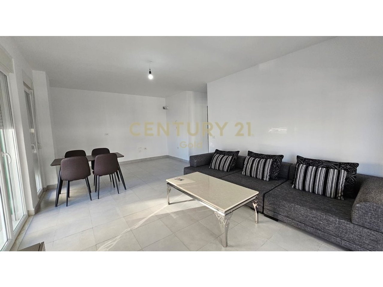 Jepet Me Qera Apartament 2+1+2   tek 5 Maji