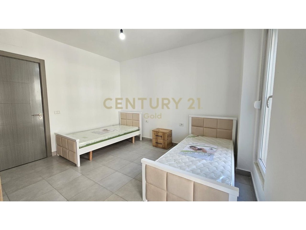 Jepet Me Qera Apartament 2+1+2   tek 5 Maji