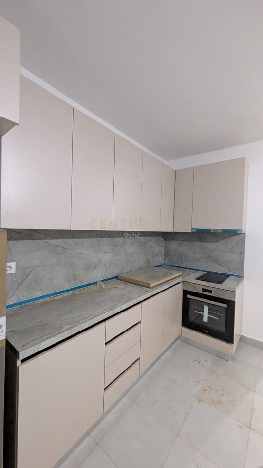 Jepet Me Qera Apartament 2+1+2   tek 5 Maji