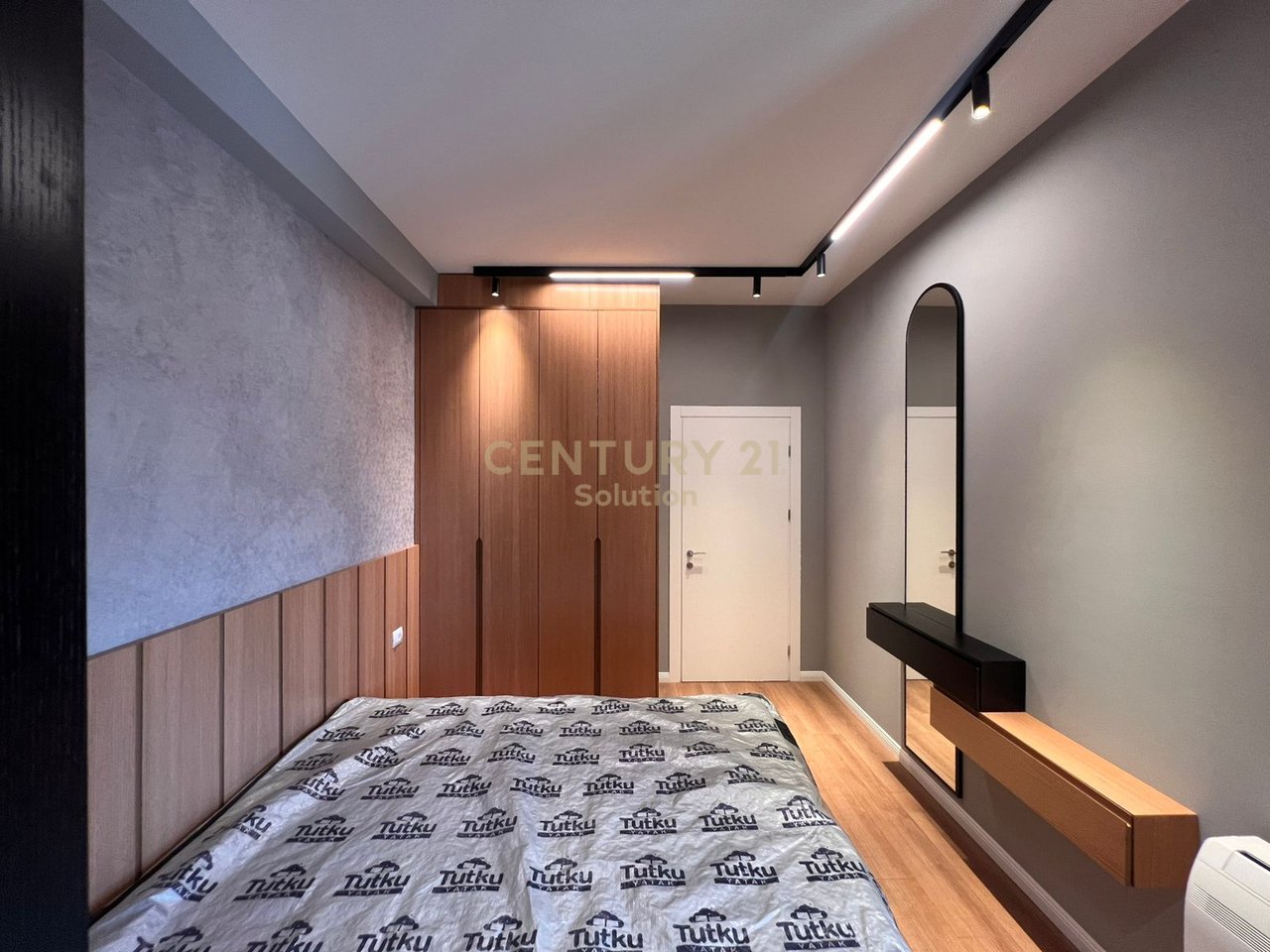 APARTAMENT 1+1 PER SHITJE PRANE PALLATIT ME SHIGJETA !