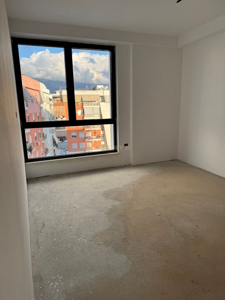 Shitet apartament 2+1 rruga Jordan Misja