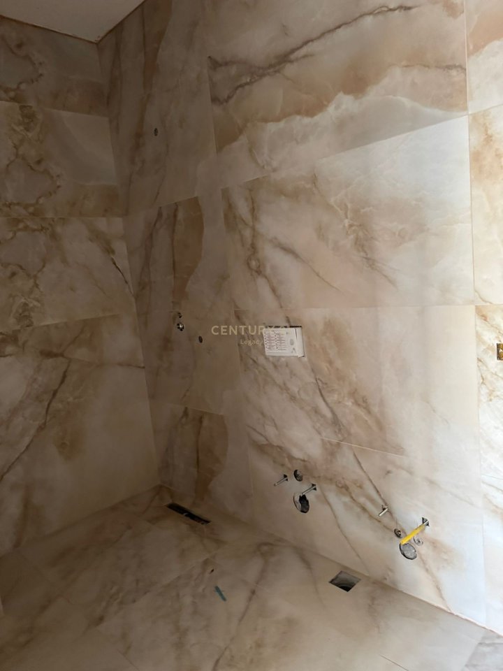 Shitet apartament 2+1 rruga Jordan Misja