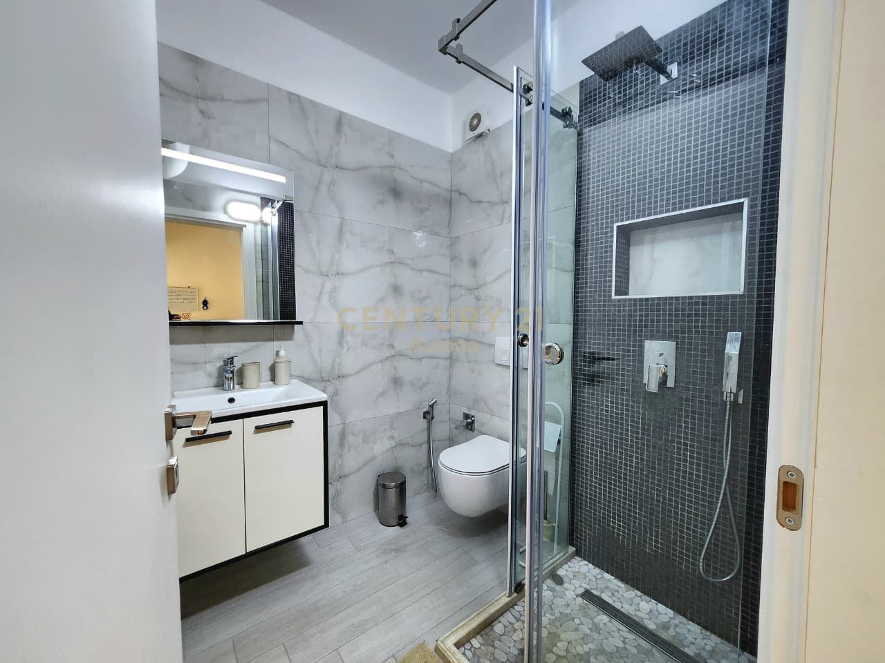 Apartament 1+1 për Shitje në Lungomare 1, Vijë e Parë