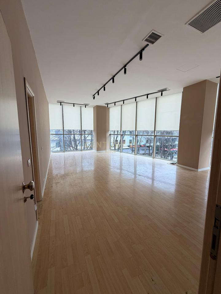 Office for Rent opposite the Police Directorate, Tirana - 1050€ | 50 m²