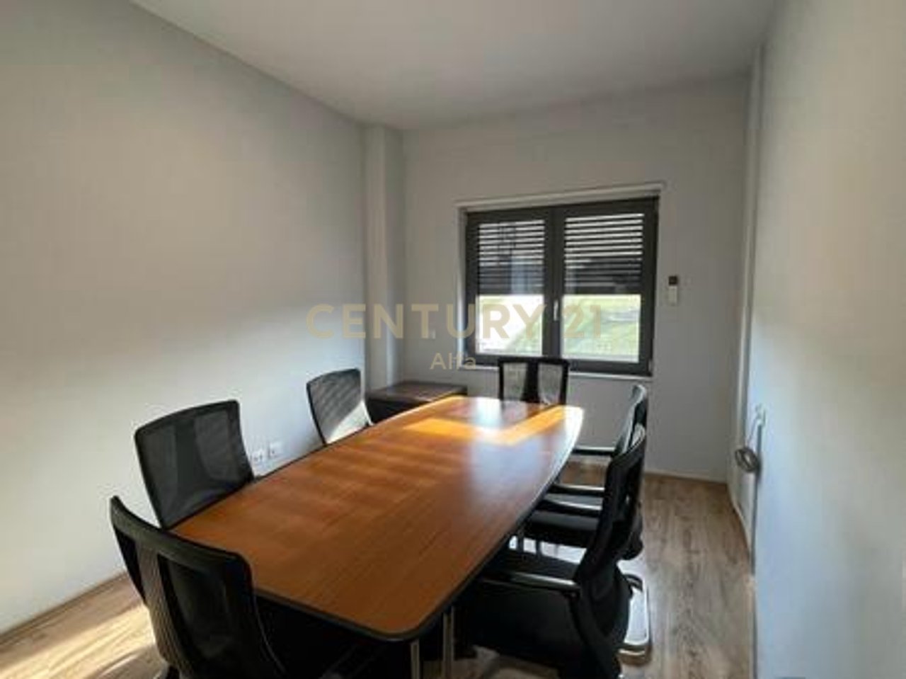 Jepet me qira ambient per zyra tek Zogu i Zi!