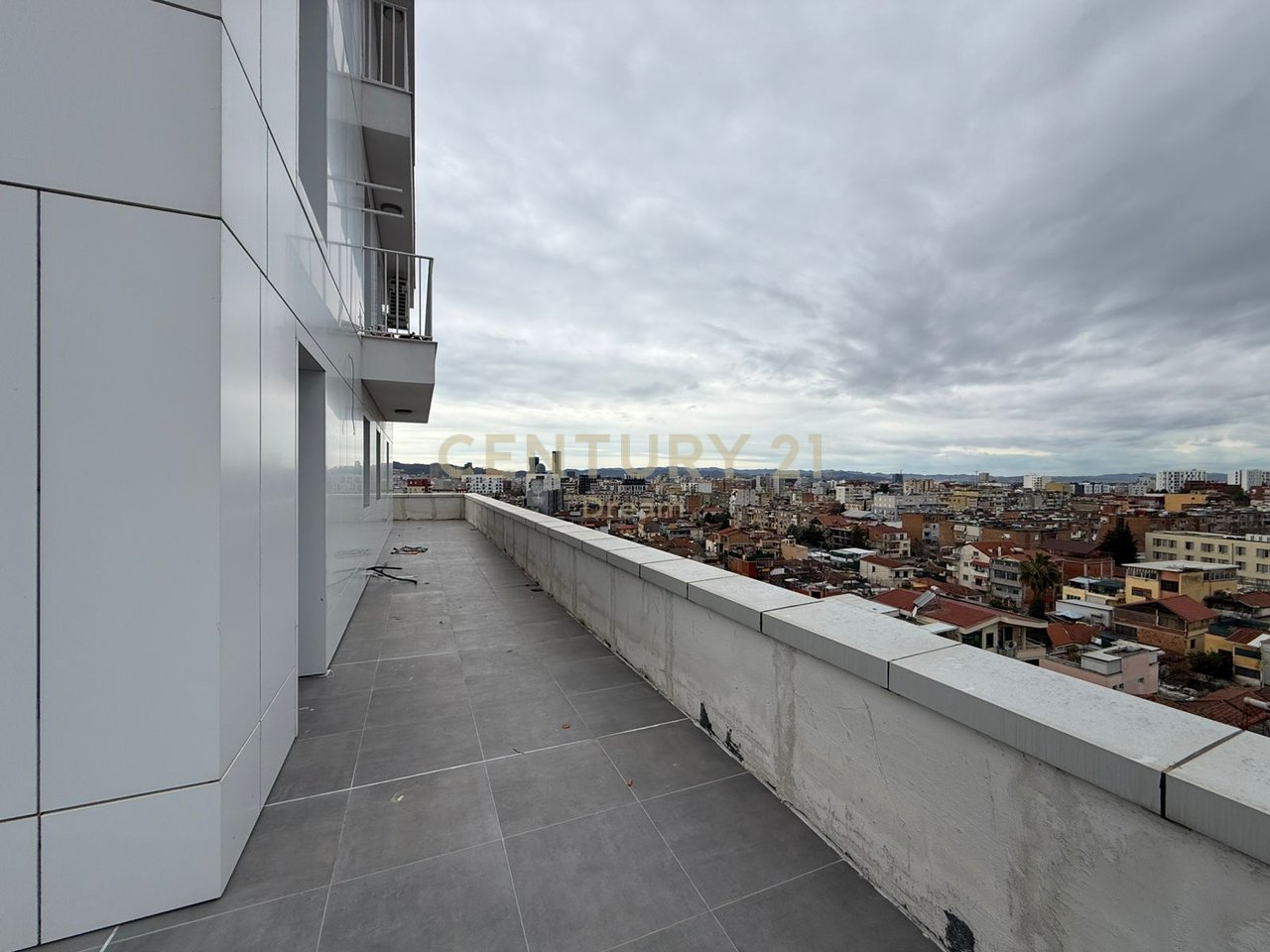 Shitet Apartament 2+1+110m2 Verande