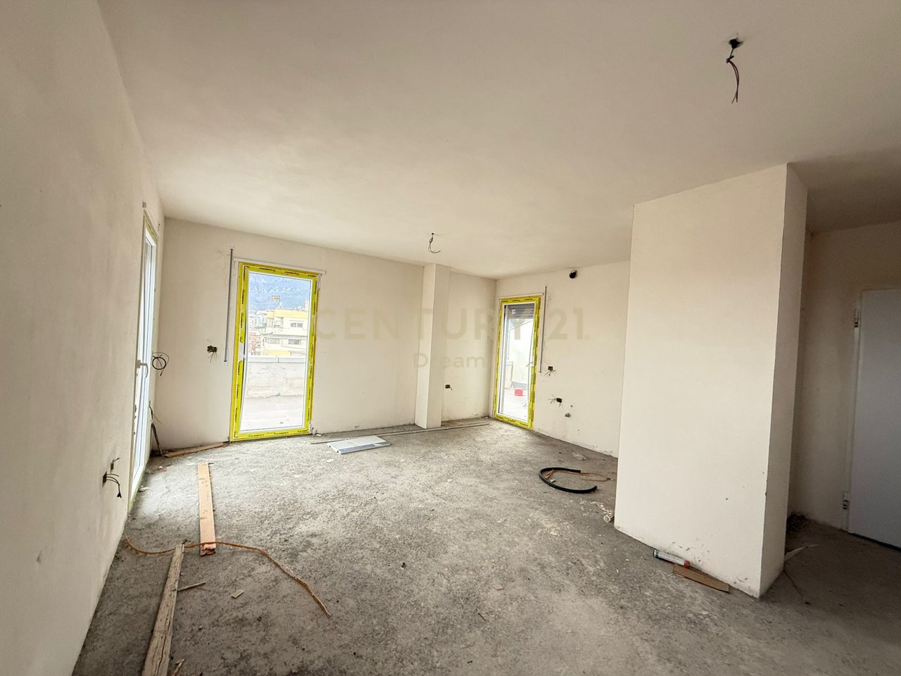 Shitet Apartament 2+1+110m2 Verande