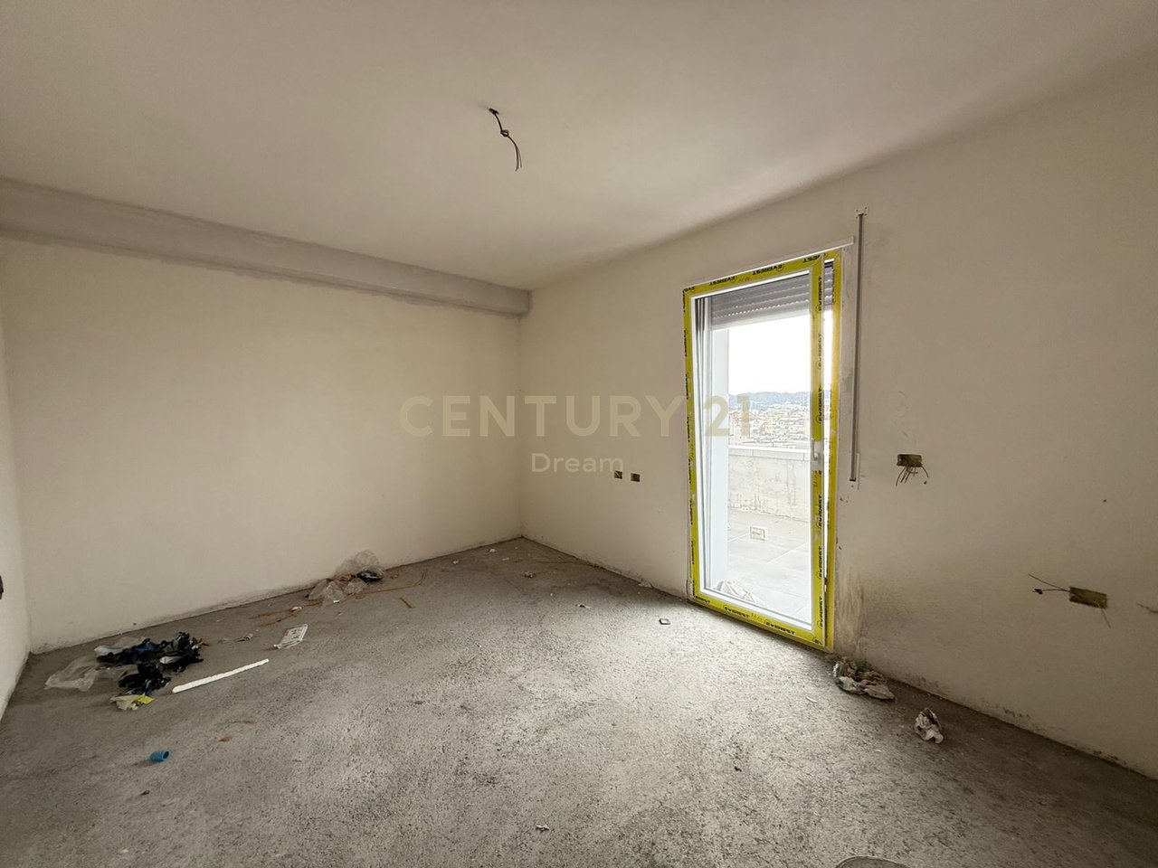 Shitet Apartament 2+1+110m2 Verande