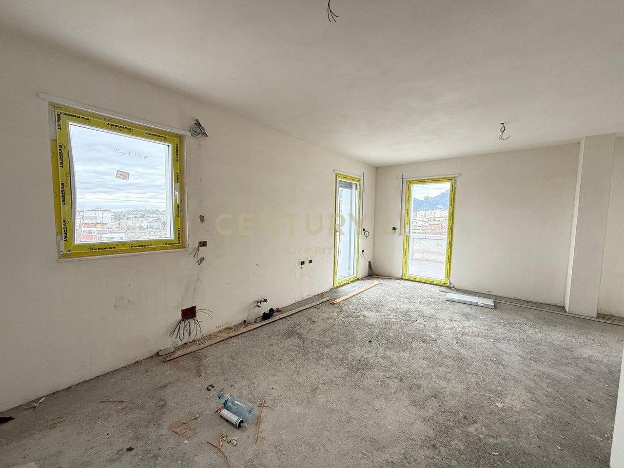 Shitet Apartament 2+1+110m2 Verande