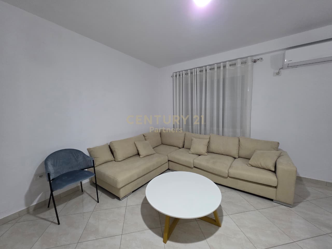 SHITET APARTAMENT 2+1+2 – SHKOZË, TIRANË
(Kompleksi TOM DOSHI)