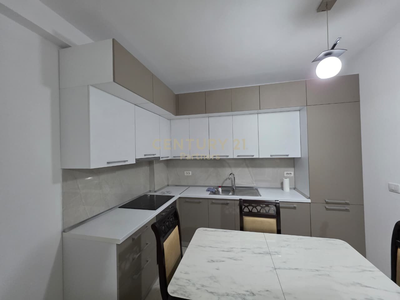 SHITET APARTAMENT 2+1+2 – SHKOZË, TIRANË
(Kompleksi TOM DOSHI)