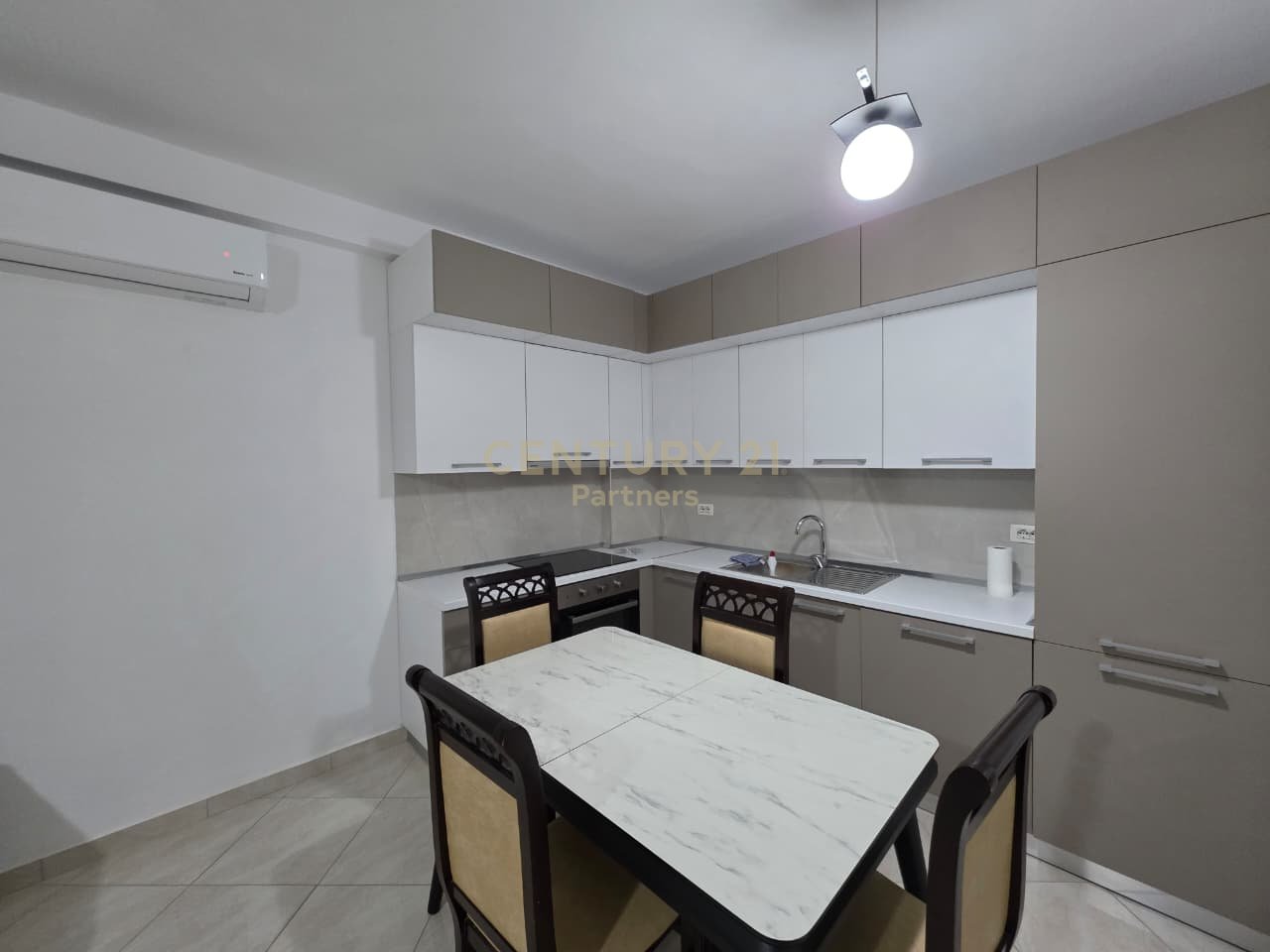 SHITET APARTAMENT 2+1+2 – SHKOZË, TIRANË
(Kompleksi TOM DOSHI)