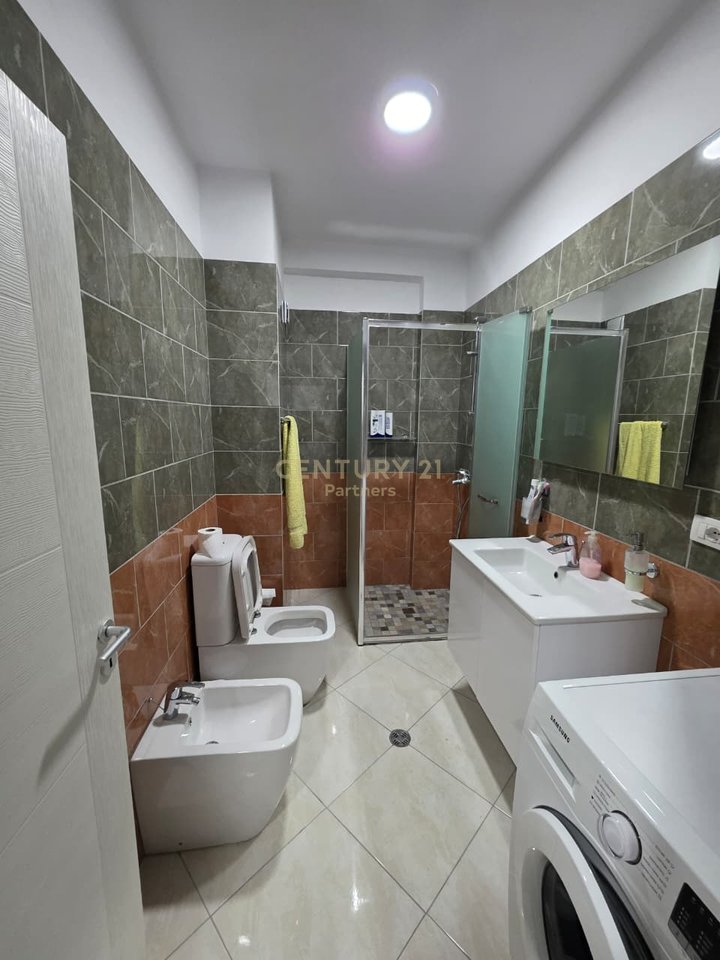 SHITET APARTAMENT 2+1+2 – SHKOZË, TIRANË
(Kompleksi TOM DOSHI)