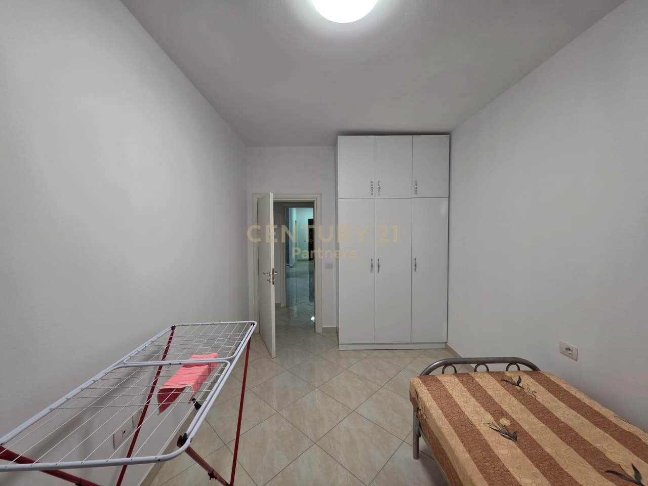 SHITET APARTAMENT 2+1+2 – SHKOZË, TIRANË
(Kompleksi TOM DOSHI)