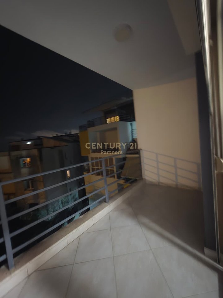 SHITET APARTAMENT 2+1+2 – SHKOZË, TIRANË
(Kompleksi TOM DOSHI)