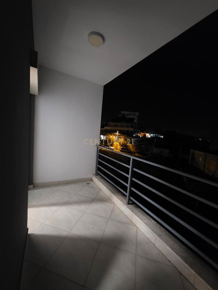 SHITET APARTAMENT 2+1+2 – SHKOZË, TIRANË
(Kompleksi TOM DOSHI)