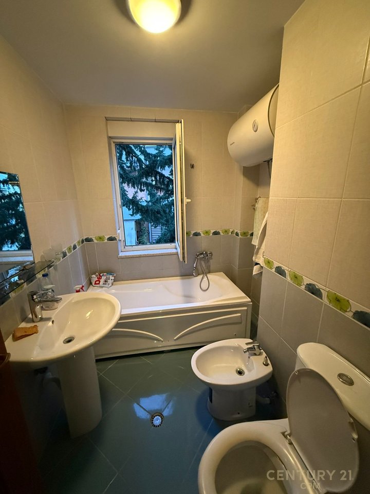 Apartament 2+1+2 Me Qira te Liqeni i Thatë, Colombo 2