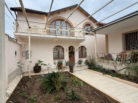 VILE ME QIRA, VENDOSUR NE ZONEN E XHAMLLIKUT, TIRANE!