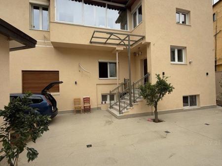 JEPET ME QIRA AMBJENT BIZNESI (VILË 2-KATËSHE) + 6 POSTE PARKIMI !