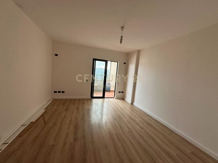 SHITET APARTAMENT 2+1 PRANE MARKATES DURRES!