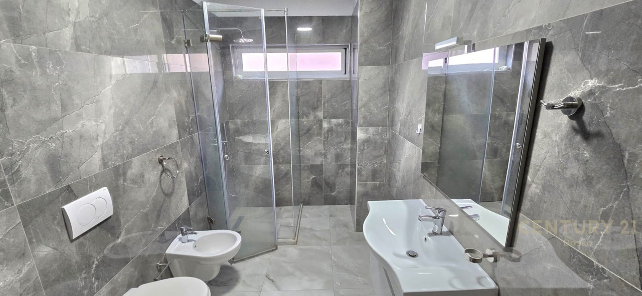 JEPET APARTAMEN 2+1 ME QIRA  PRANE SQUARE 21