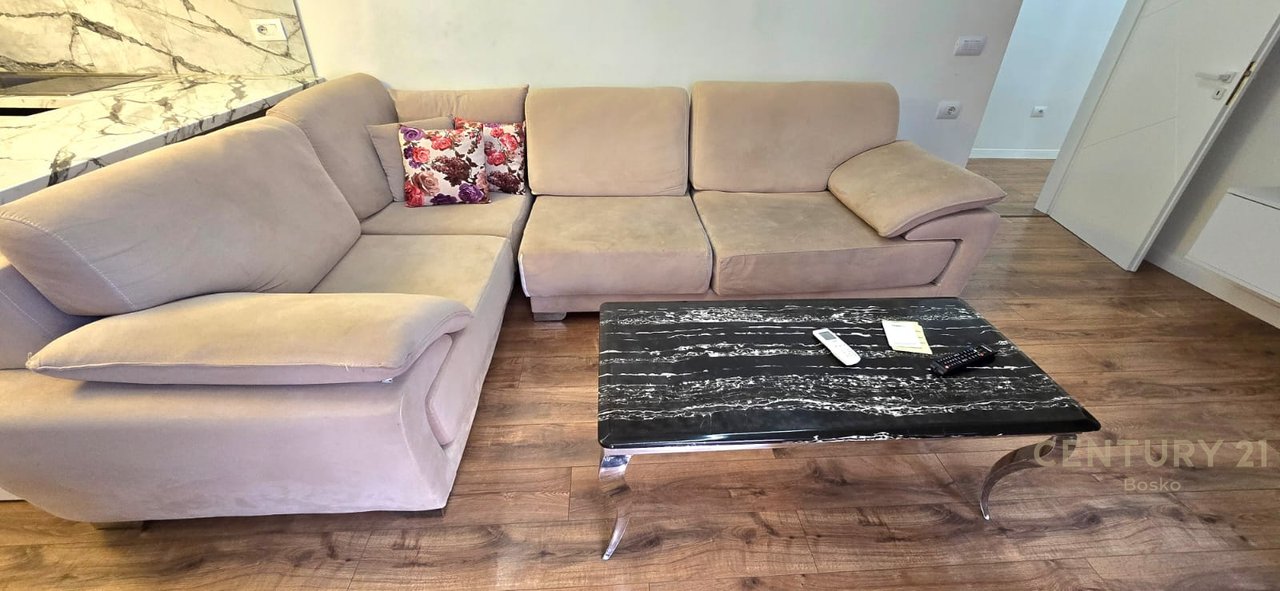 JEPET APARTAMEN 2+1 ME QIRA  PRANE SQUARE 21