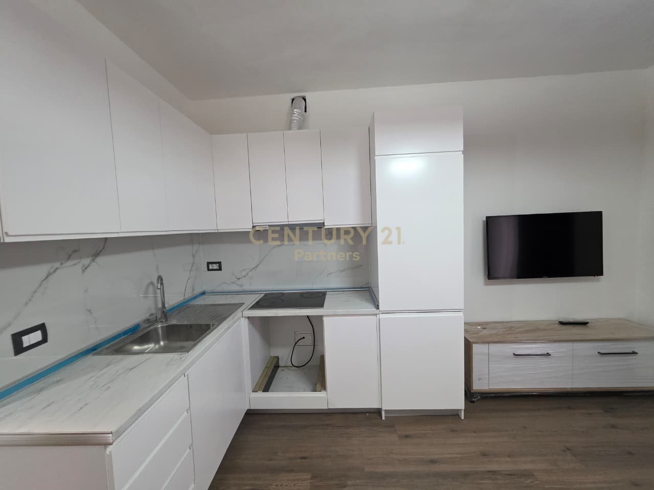 APARTAMENT 1+1+VERANDE, KOMUNA E PARISIT, PRANE LULISHTES 1 MAJI!