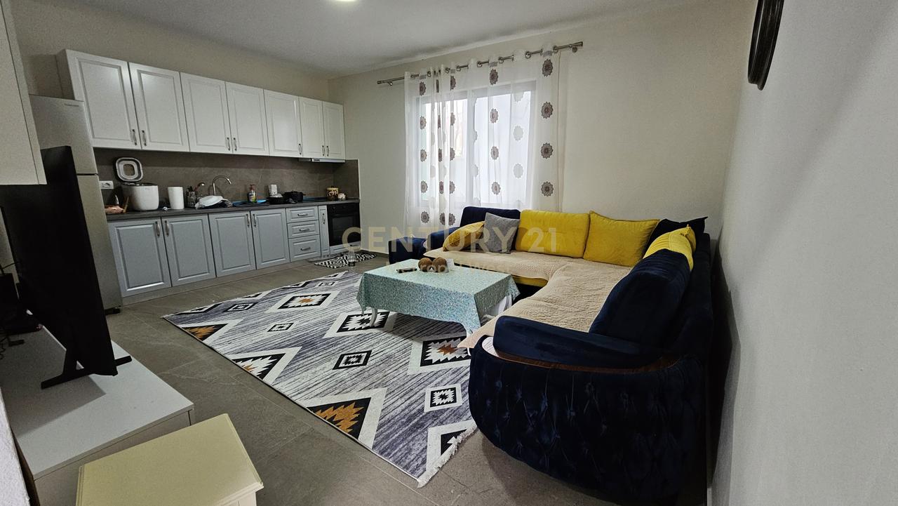 Casa a due piani Shesim in via Njazi Meka, vicino a Bar Palma!