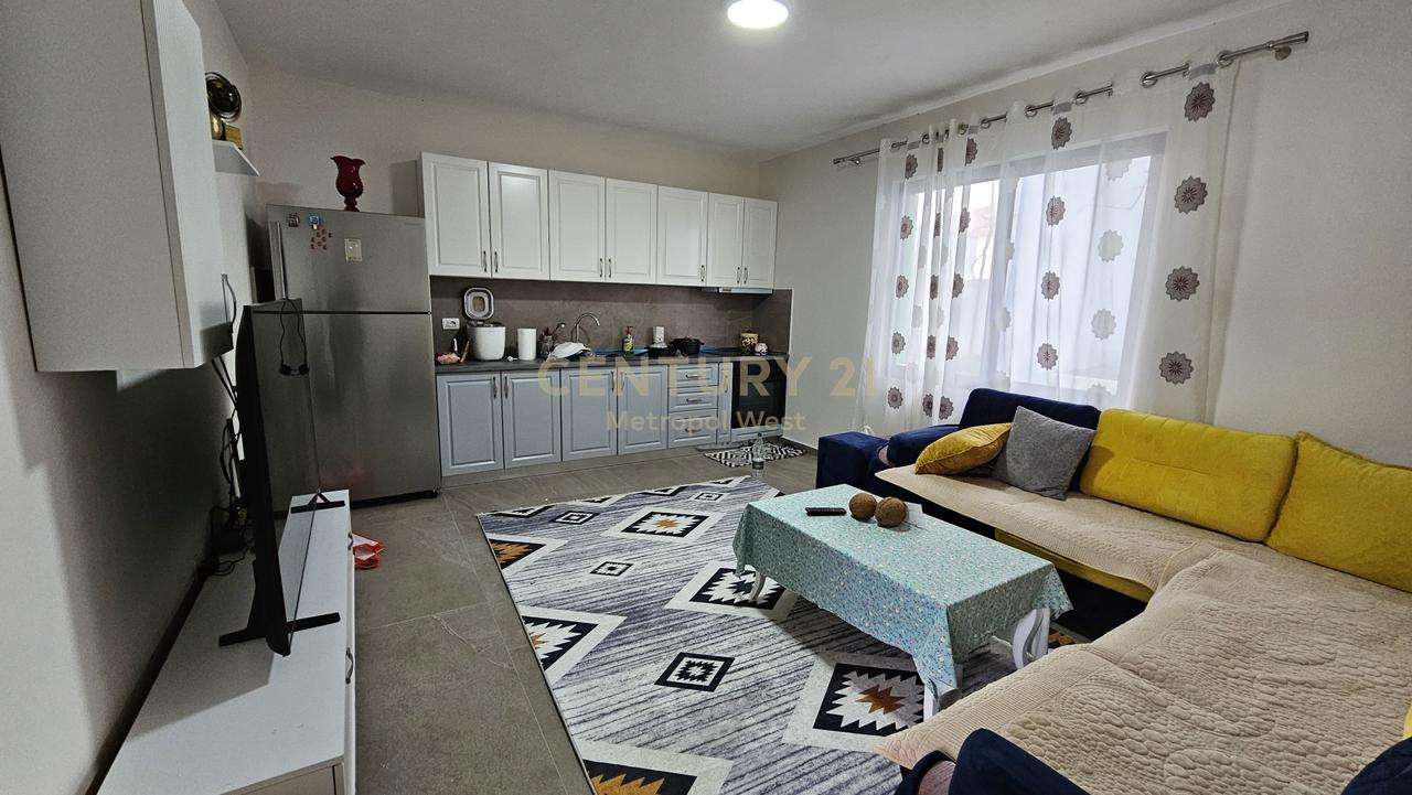 Casa a due piani Shesim in via Njazi Meka, vicino a Bar Palma!