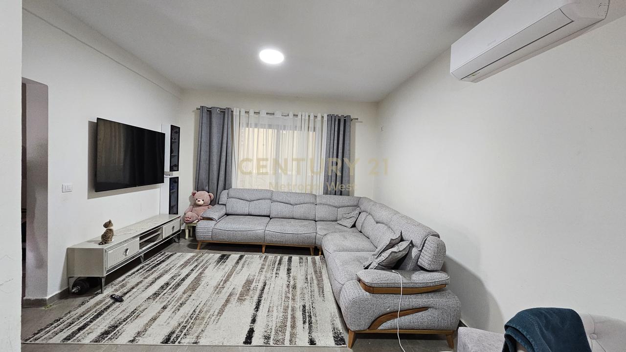 Casa a due piani Shesim in via Njazi Meka, vicino a Bar Palma!