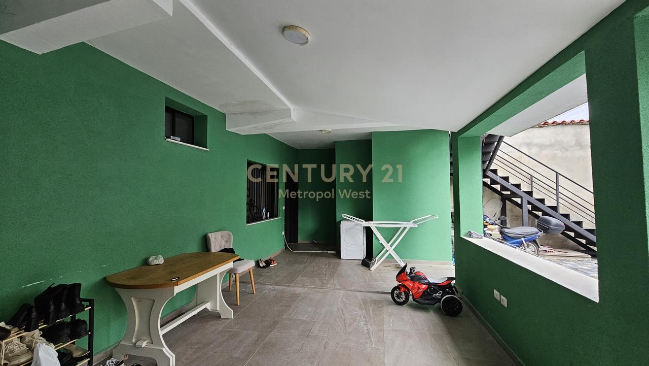 Casa a due piani Shesim in via Njazi Meka, vicino a Bar Palma!