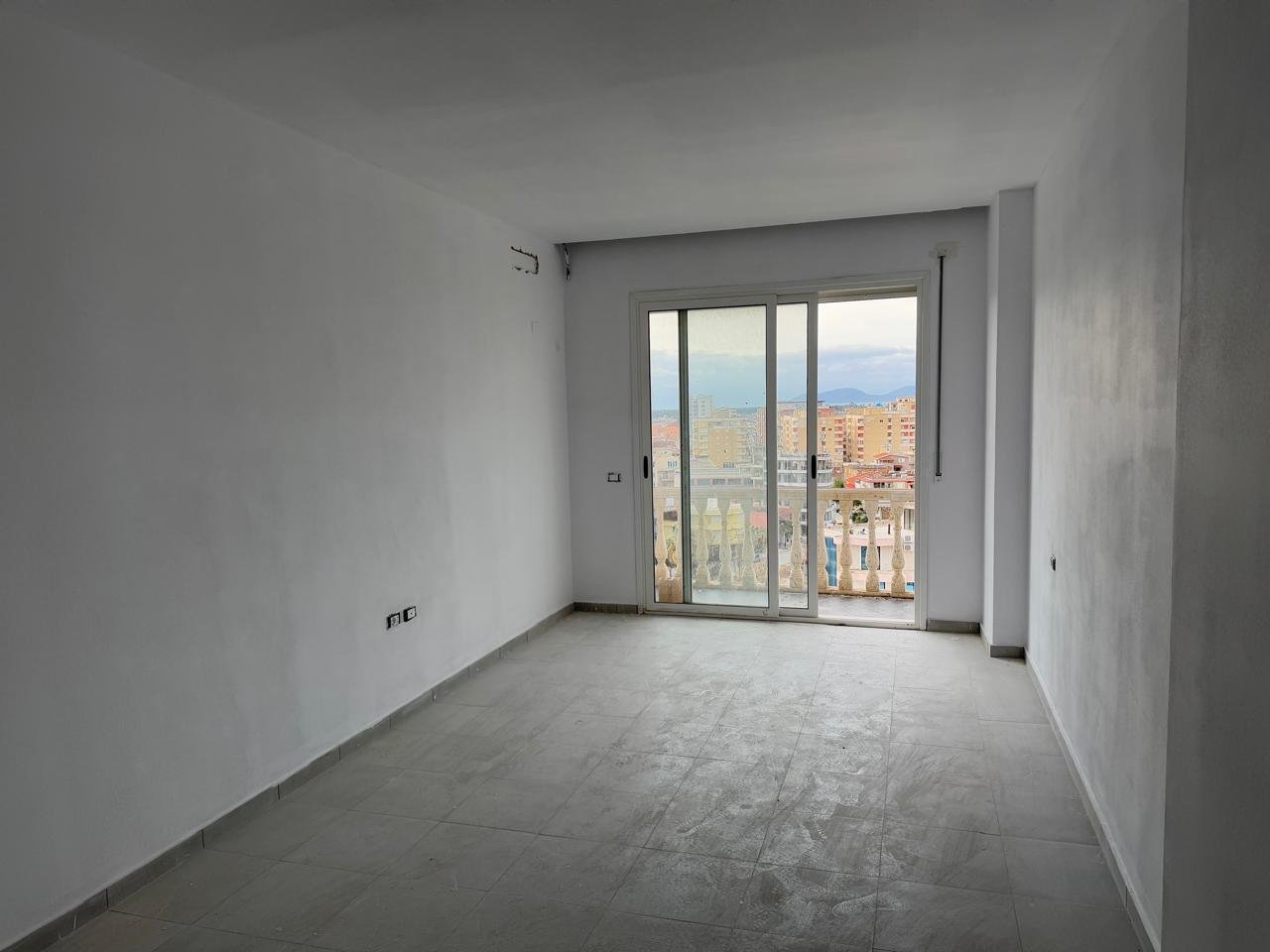 APARTAMENT 2+2 NE SHITJE PRANE SHESHIT TE FLAMURIT!