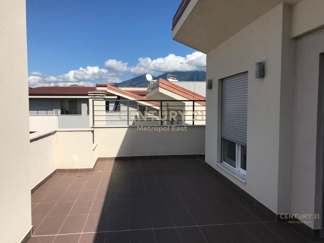 Shitet Vilë  në "Sunrise Residence", pranë TEG